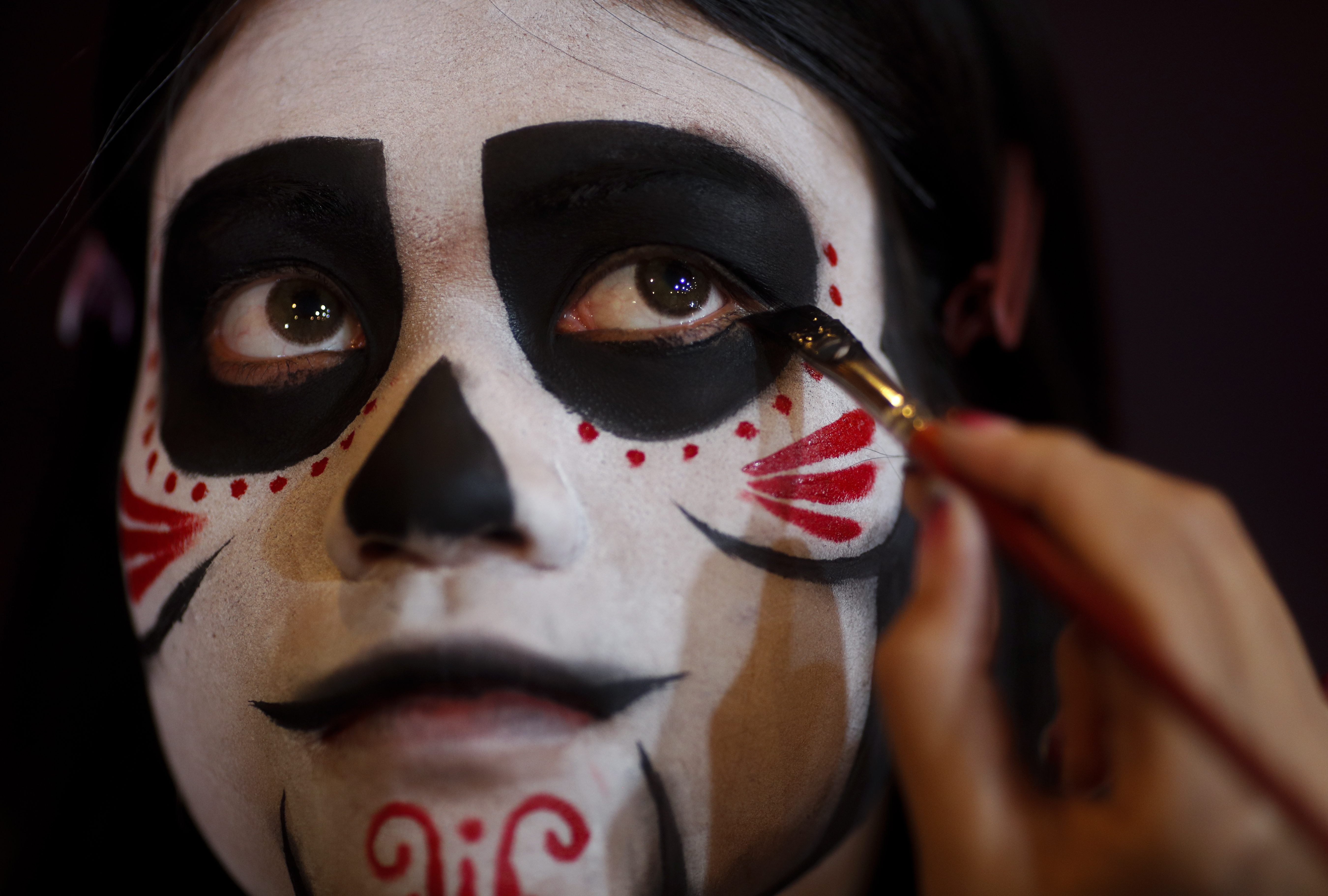 Bangkok (Thailand), 21/10/2022.- A participant applies horror make-up to his face to entertain shoppers during a promotion event to celebrate Halloween at the Seacon Square Srinagarindra shopping mall in Bangkok, Thailand, 21 October 2022. Participants, vendors and staff members wear horror make-up and dread costumes to haunt and entertain shoppers in the Halloween event at the shopping mall aimed at boosting their sales and promote tourism in an effort to recover the business after suffering from the prolonged COVID-19 coronavirus pandemic. (Tailandia) EFE/EPA/RUNGROJ YONGRIT