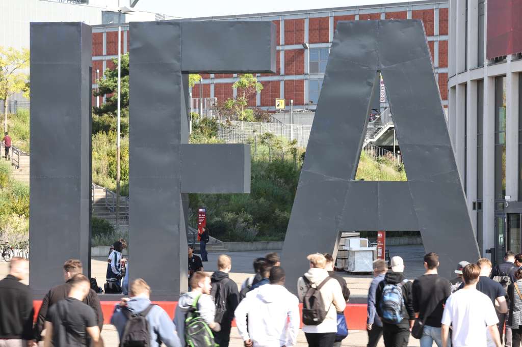 Berlin (Germany), 01/09/2023.- Visitors pass by an IFA lettering during the International Consumer Electronics Fair (Internationale Funkausstellung Berlin, IFA) in Berlin, Germany, 01 September 2023. IFA, the world's leading trade show for consumer electronics and home appliances, runs from 01 to 05 September 2023. (Alemania) EFE/EPA/CLEMENS BILAN