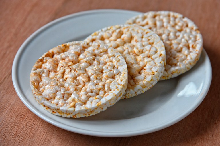 Postre: galletas de arroz con chocolate ¡Qué delicia!