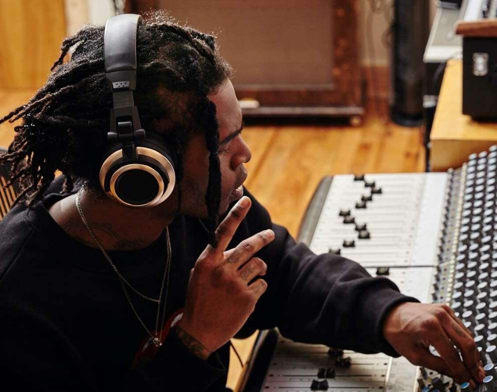 Los auriculares cerrados tienen una cámara cerrada que proporciona aislamiento del ruido exterior.