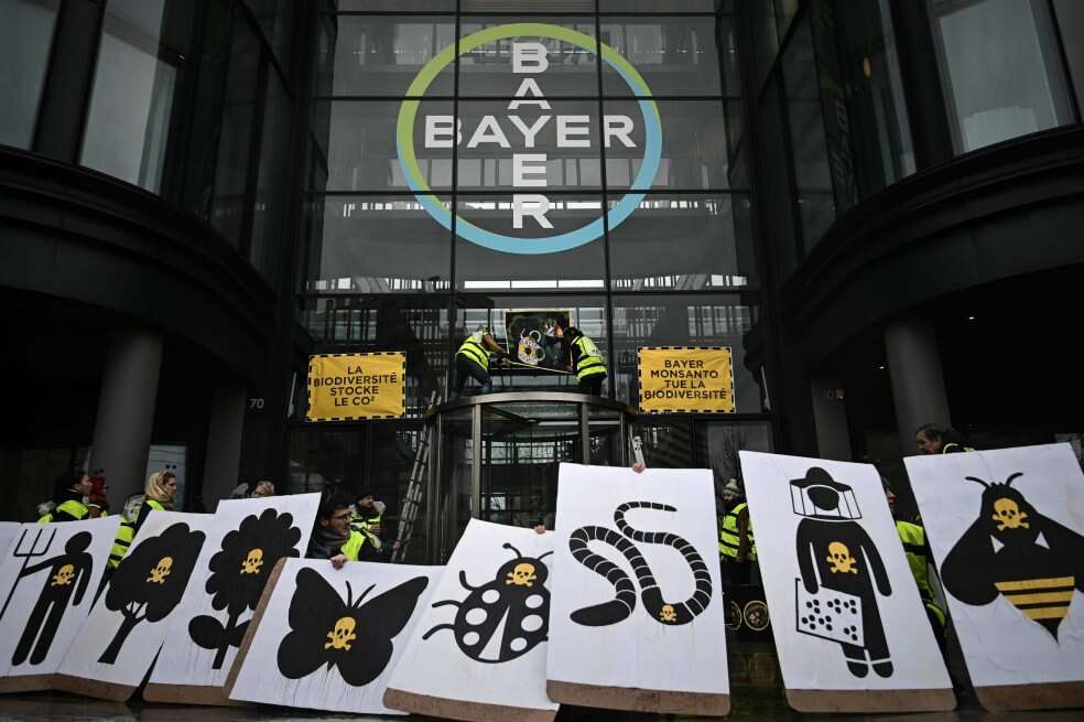 Activistas durante una protesta en marzo en las oficinas de Bayer, París, luego de adquirir la empresa Monsanto. / AFP