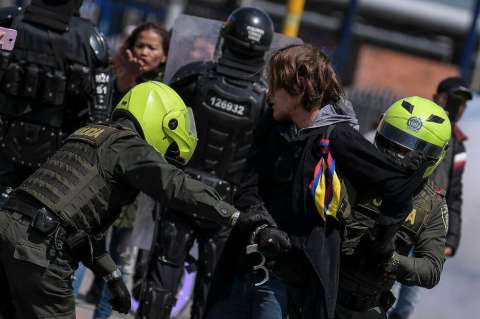 Qué debe hacer usted o sus familiares y amigos si la Policía lo retiene durante una protesta