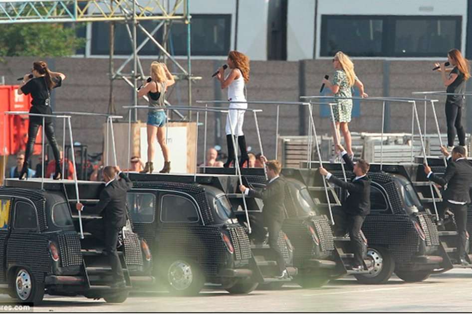 Fotografía del Daily Mail donde se ven a las Spice Girls ensayando para la clausura de Londres 2012.