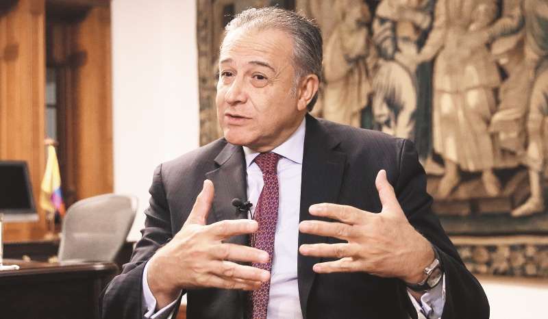 El vicepresidente, general (r) Óscar Naranjo, estuvo en Tumaco esta semana para verificar la situación de orden público tras lo sucedido. / EFE