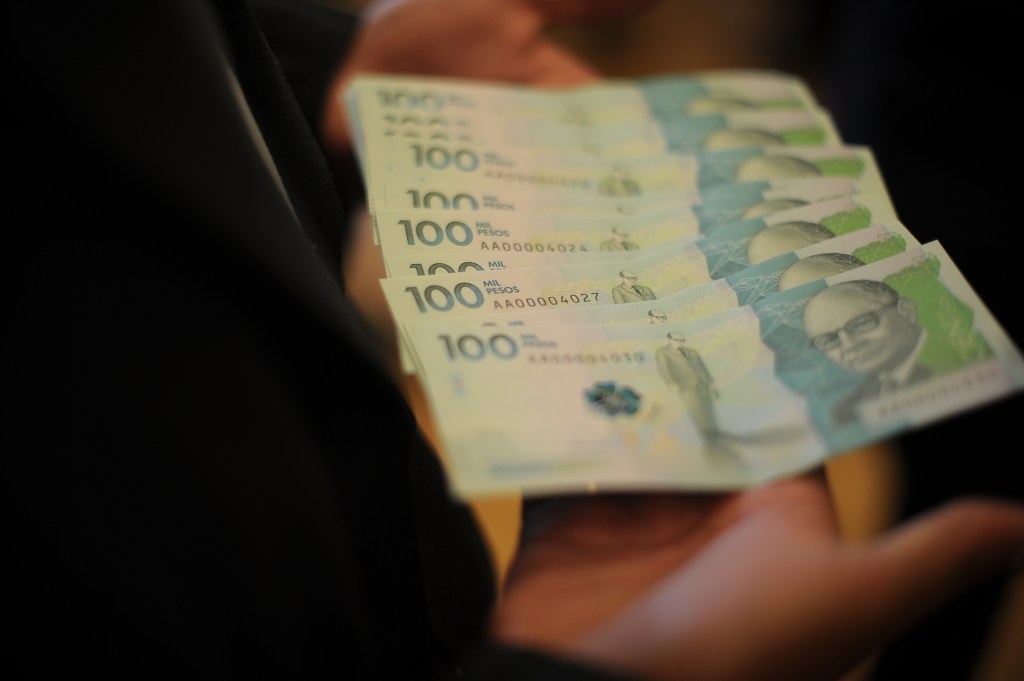 Lanzamiento del nuevo billete $ 100.000 pesos colombiano.