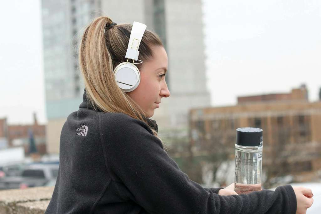 El transporte público, el gimnasio y los grupos de running son los espacios donde más se puede ver a las personas utilizando audífonos, sea de diadema o intraauriculares.