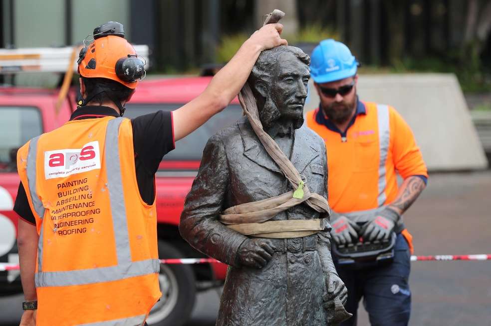 En las últimas horas la estatua de John Fane Charles Hamilton, acusado de matar maoríes, fue retirada de su lugar en Nueva Zelanda.