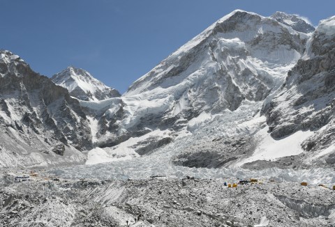 El debate de vuelos en helicóptero al Everest: entre el turismo y la conservación