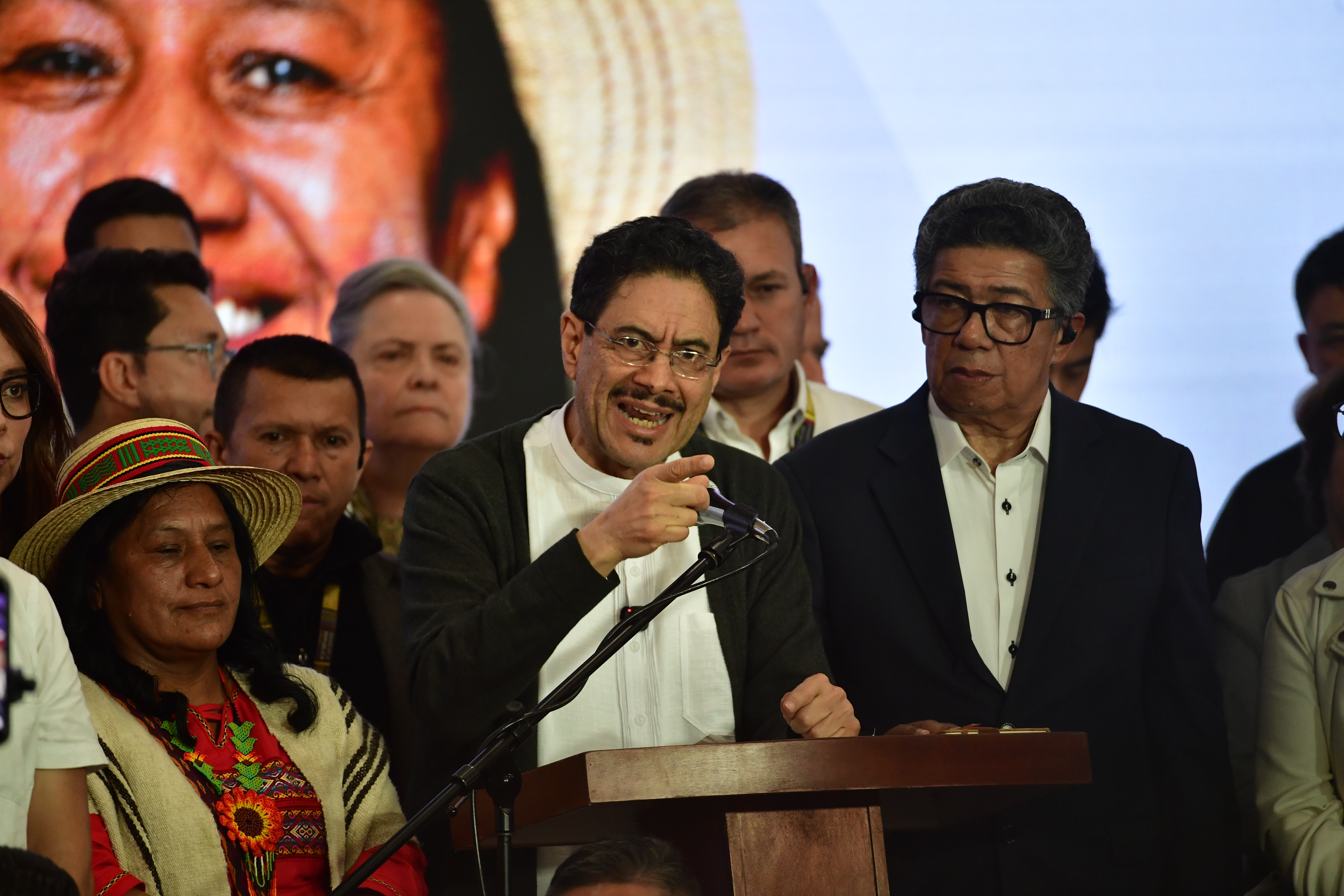 Candidato a la presidencia luego de conocerse los resultados de las elecciones presidenciales 2026 (31 de mayo), lo acompañan simpatizantes y su fórmula a la vicepresidencia Aida Quilcué