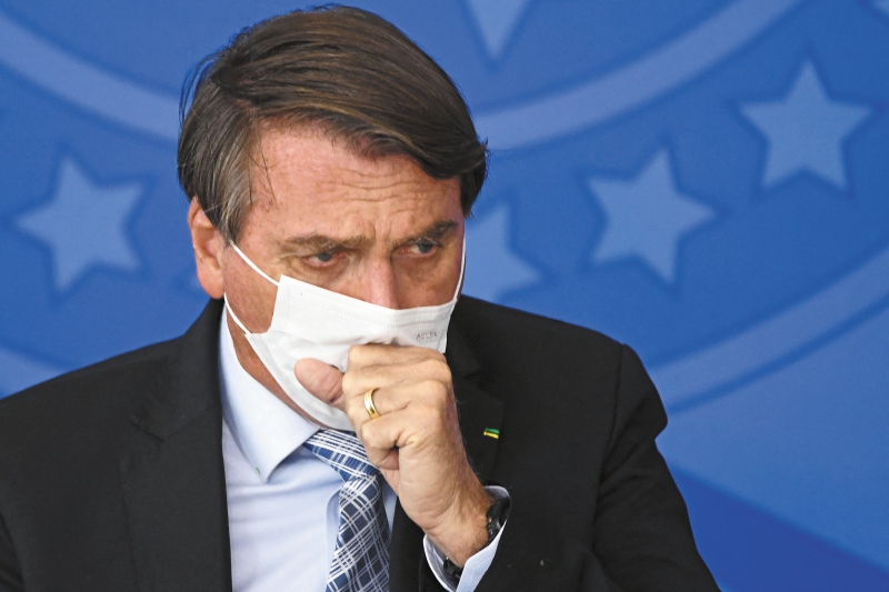 El presidente de Brasil, Jair Bolsonaro, negó la existencia de la pandemia, aconsejó remedios sin sustento médico y se negó a decretar cuarentenas.