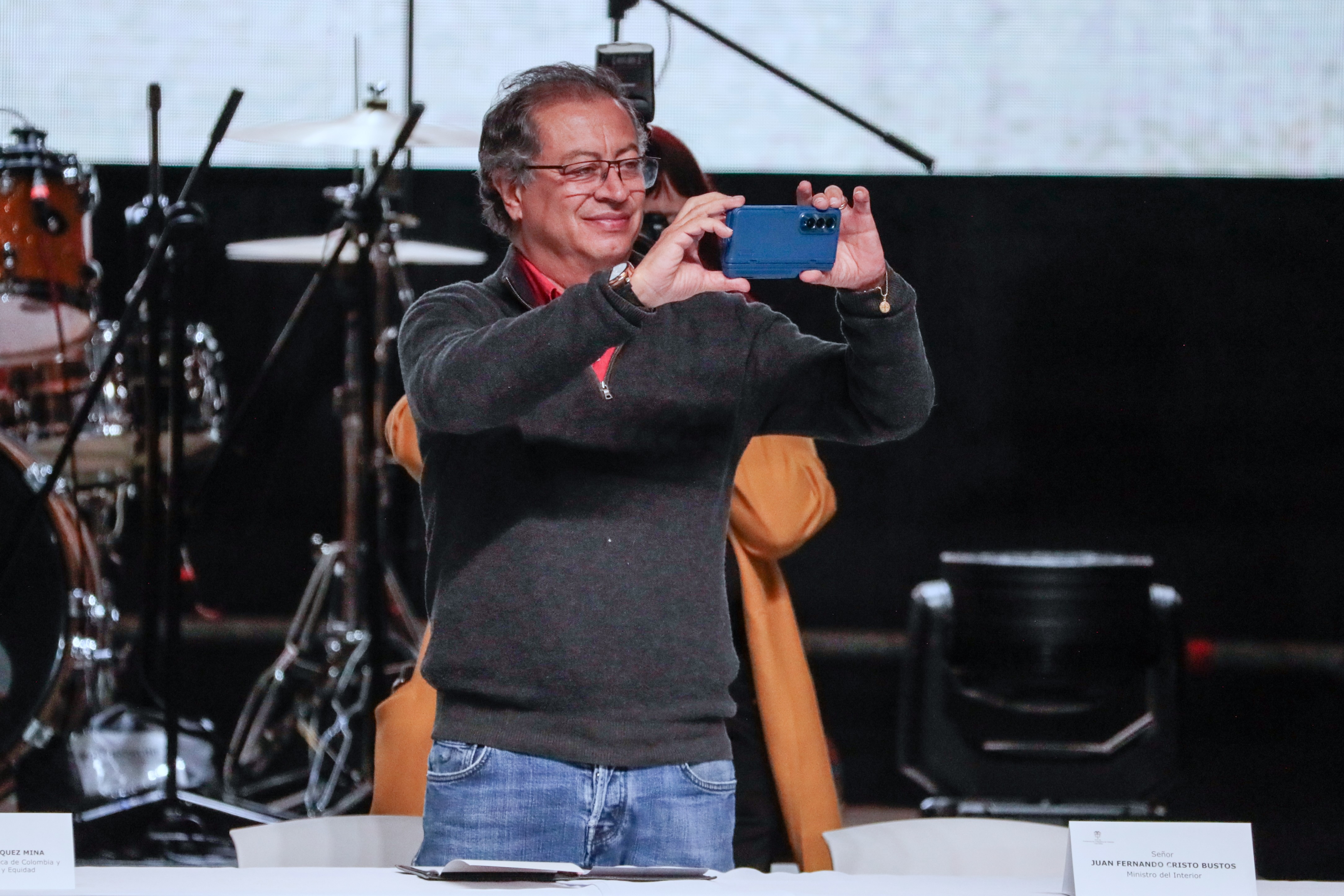 BOG400. BOGOTÁ (COLOMBIA), 03/08/2024.- Fotografía de archivo que muestra al presidente de Colombia, Gustavo Petro, mientras toma una foto con su celular durante un evento en la Plaza de Toros La Santamaría el 22 de julio de 2024 , en Bogotá (Colombia). El presidente colombiano, Gustavo Petro, que la próxima semana cumplirá dos años en el cargo, ha hecho de las redes sociales, y en particular de X, el principal medio para comunicar las acciones de su Gobierno, desde nombramientos y destituciones de ministros, hasta el manejo de las relaciones internacionales. EFE/Carlos Ortega / Archivo