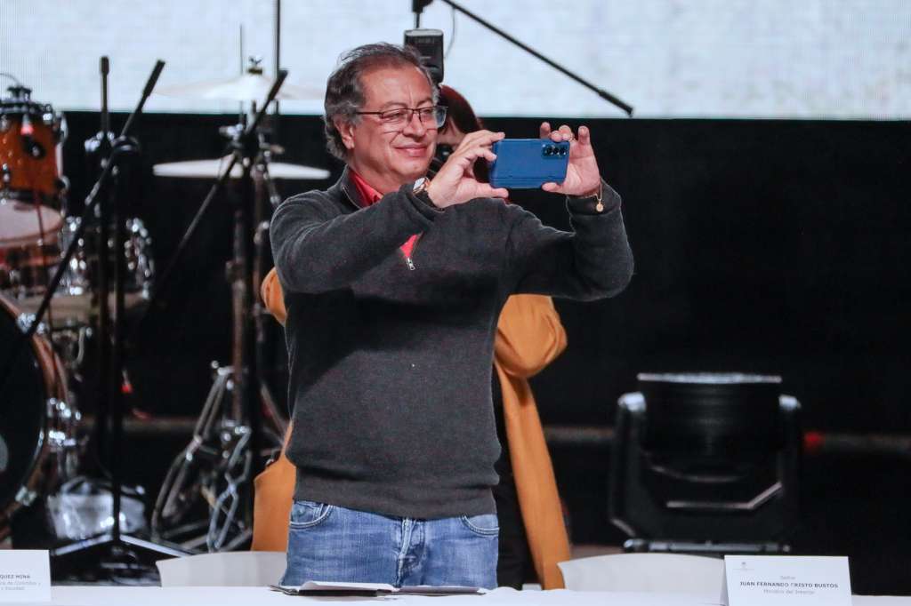 BOG400. BOGOTÁ (COLOMBIA), 03/08/2024.- Fotografía de archivo que muestra al presidente de Colombia, Gustavo Petro, mientras toma una foto con su celular durante un evento en la Plaza de Toros La Santamaría el 22 de julio de 2024 , en Bogotá (Colombia). El presidente colombiano, Gustavo Petro, que la próxima semana cumplirá dos años en el cargo, ha hecho de las redes sociales, y en particular de X, el principal medio para comunicar las acciones de su Gobierno, desde nombramientos y destituciones de ministros, hasta el manejo de las relaciones internacionales. EFE/Carlos Ortega / Archivo
