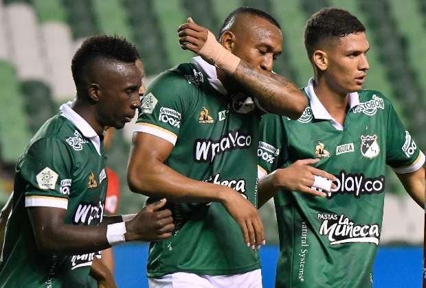 El delantero Ángelo Rodríguez (centro) marco el gol de la victoria del Deportivo Cali sobre Patriotas, en Palmaseca.