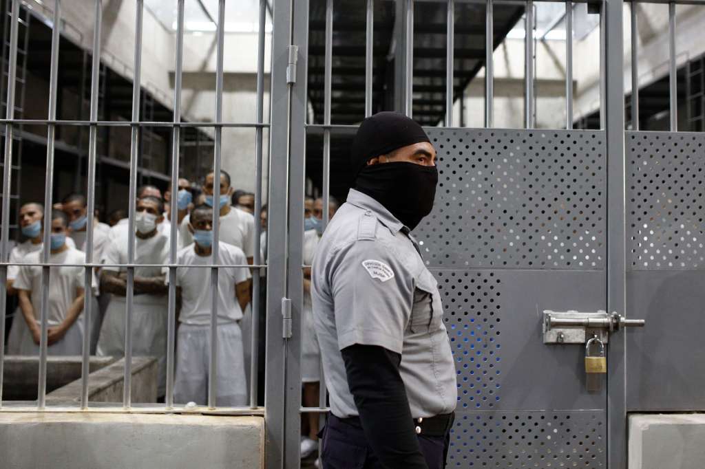 AME5704. TECOLUCA (EL SALVADOR), 04/04/2025.- Un hombre custodia una celda en el Centro de Confinamiento del Terrorismo (Cecot) este viernes, en Tecoluca (El Salvador). El titular del Ministerio de Justicia y Paz de Costa Rica, Gerald Campos Valverde, recorrió el Cecot, cárcel de máxima seguridad de El Salvador símbolo de la “guerra” contra las pandillas del presidente Nayib Bukele, como parte de una visita oficial al país centroamericano. EFE/ Rodrigo Sura