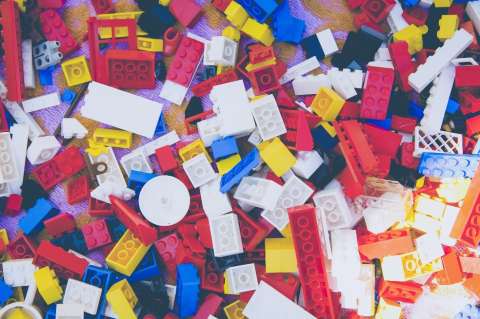 Lego dejará de envolver sus fichas en bolsas plásticas