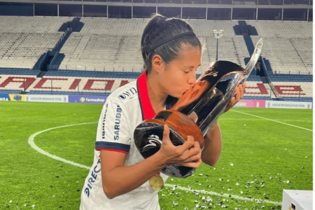 Ana María Fisgativa celebra el título.