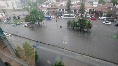 Fuertes lluvias causaron inundaciones y apagones en el norte de Bogotá