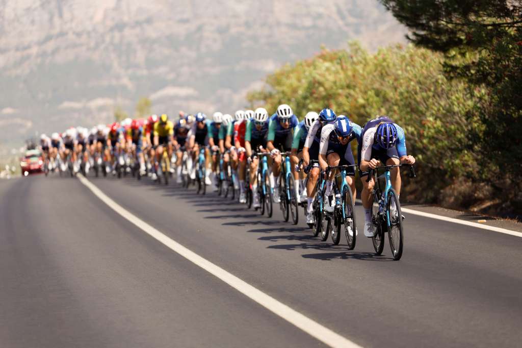 -FOTODELDIA- ÚBEDA, 24/08/2024.- El pelotón ciclista en la octava etapa de la Vuelta a España, este sábado, entre Úbeda y Cazorla, de 159 kilómetros de recorrido. EFE/ Javier Lizón