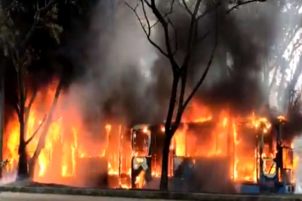 Los manifestantes incendiaron un bus del MIO en el Paseo del Comercio.