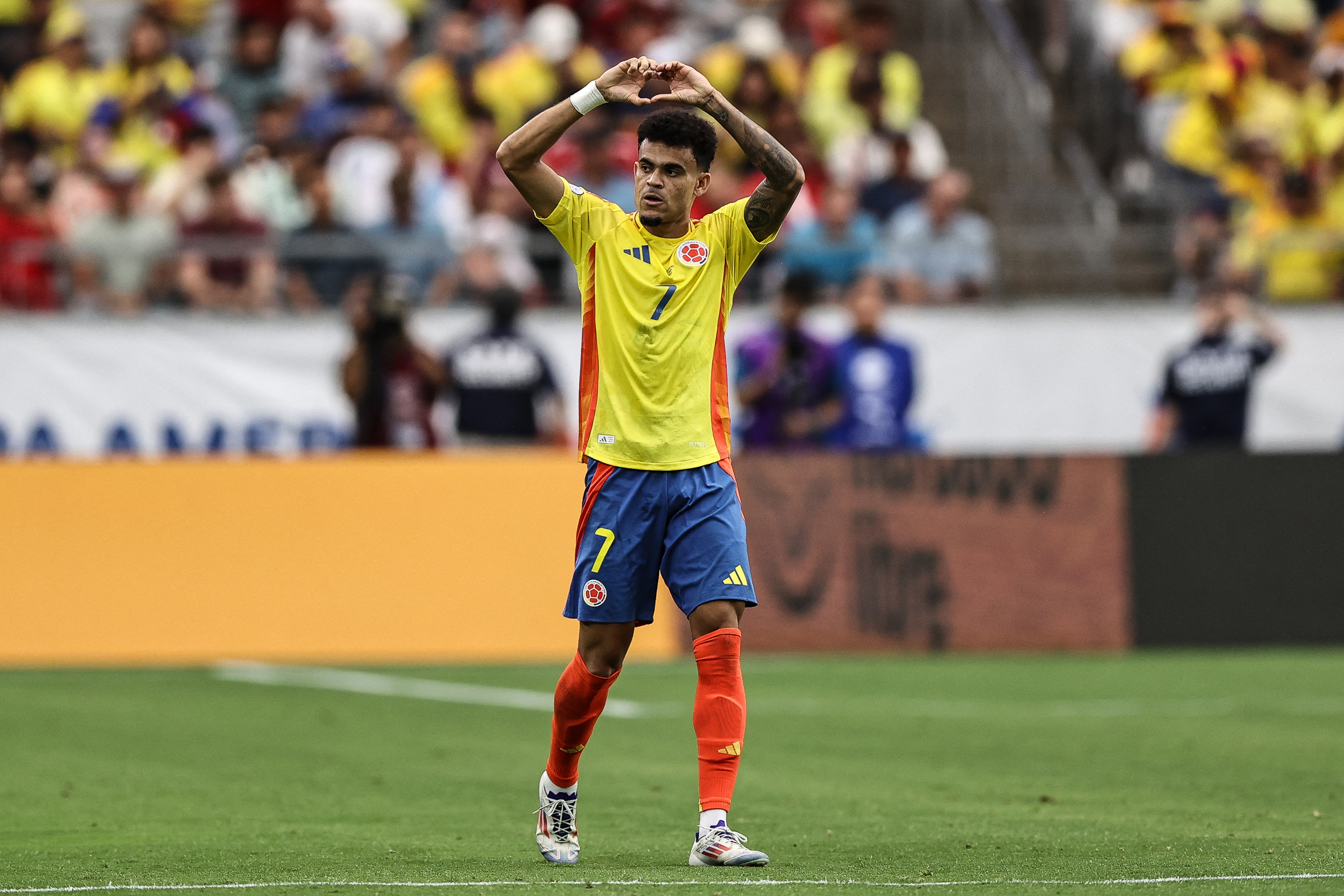 Luis Díaz de Colombia celebra luego de anotar el primer gol del equipo vía penal durante el partido del Grupo D de la CONMEBOL Copa América 2024 entre Colombia y Costa Rica en el State Farm Stadium el 28 de junio de 2024 en Glendale, Arizona.
