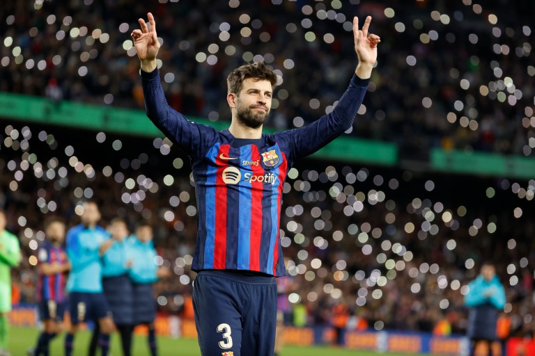 BARCELONA, 05/11/2022.- El defensa del Barcelona Gerad Piqué, al término del encuentro de la decimotercera jornada de LaLiga entre el FC Barcelona y el UD Almería disputado este sábado en el Camp Nou, en Barcelona. EFE/Toni Albir