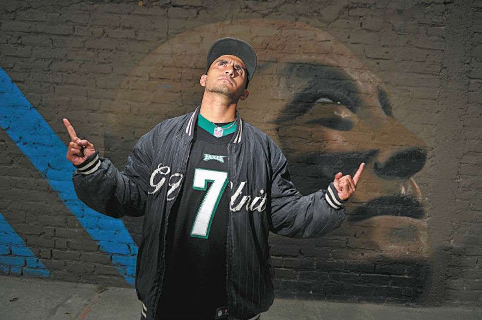 Por medio del grafiti, el “breakdance” o el “freestyle”, Daniel Melo Bonilla, de 30 años, lidera procesos para recuperar espacios sitiados por la delincuencia. / Gustavo Torrijos - El Espectador