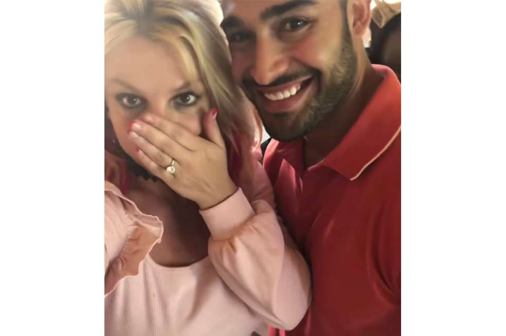 Britney Spears se comprometió con su novio, Sam Asghari. El entrenador personal escogió el diamante del anillo que ahora porta la cantante.