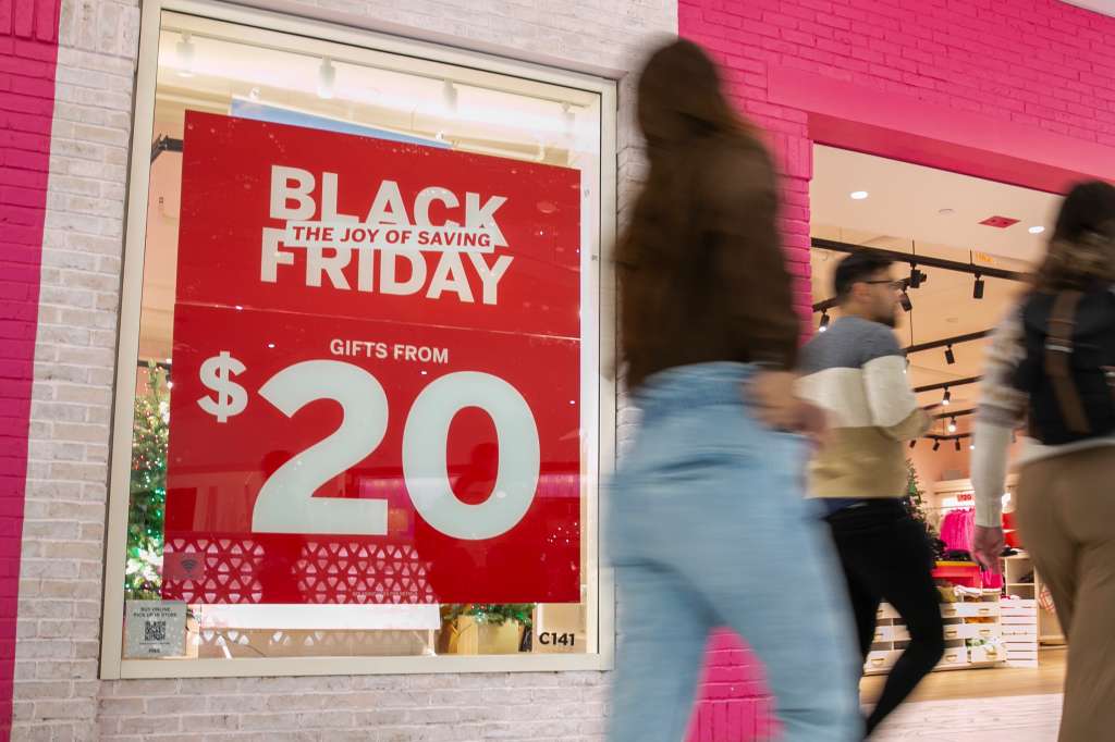 New Jersey (United States), 25/11/2022.- Shoppers take part in Black Friday shopping at the American Dream Mall in East Rutherford, New Jersey, USA, 25 November 2022. Black Friday is known as the day businesses start to turn a profit for the year as the holiday season kicks off. (Estados Unidos) EFE/EPA/SARAH YENESEL