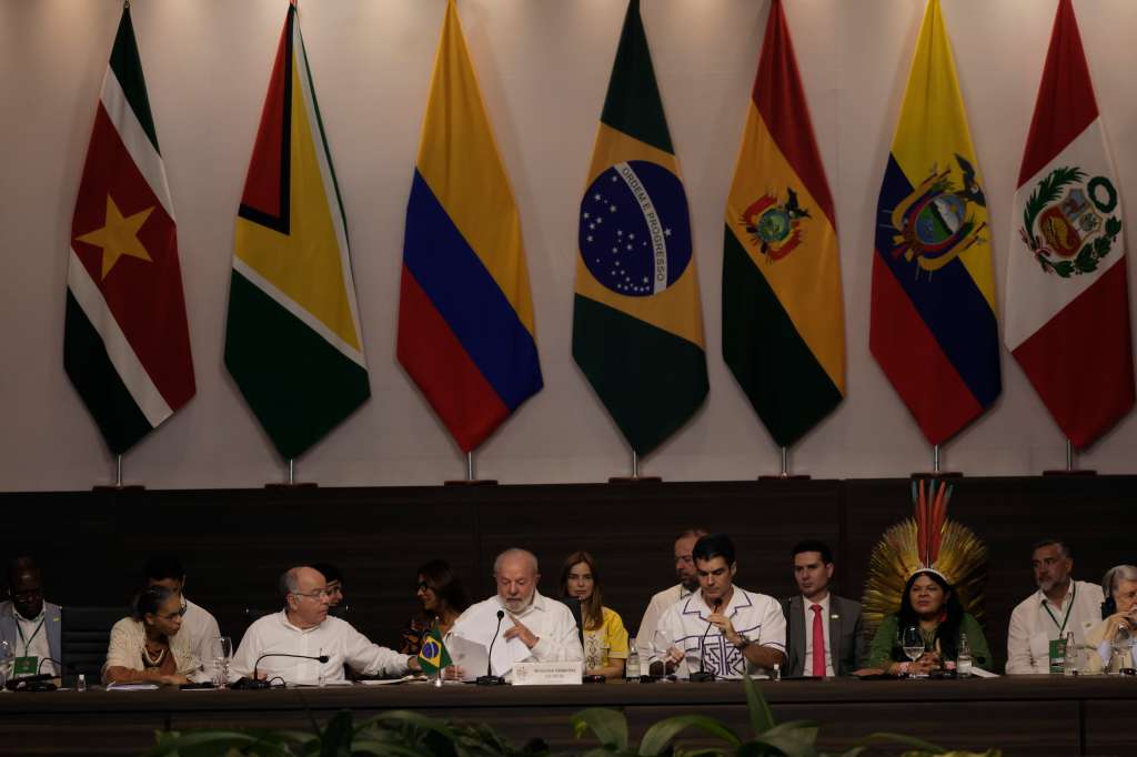 AME9008. BELÉM (BRASIL), 08/08/2023.- La ministra de Medio Ambiente de Brasil, Marina Silva (i); el ministro de Exteriores de Brasil, Mauro Vieira (i-2); el presidente de Brasil, Luiz Inácio Lula da Silva (c); el gobernador de Para, Helder Barbalho (d-3); la ministra de los pueblos indígenas de Brasil, Sonia Gujajara (d-2), y el ex canciller de Brasil, Celso Amorim (d), participan en la Cumbre Amazónica hoy, en Belém (Brasil). EFE/ Antonio Lacerda
