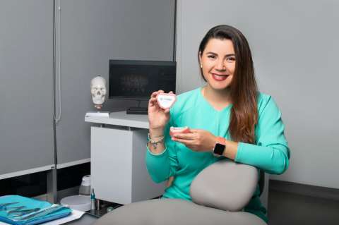 Ella creó una clínica especializada en ortodoncia y estética dental en Bogotá