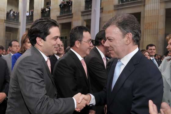 El presidente Juan Manuel Santos saluda al jefe liberal, el representante a la Cámara, Simón Gaviria.