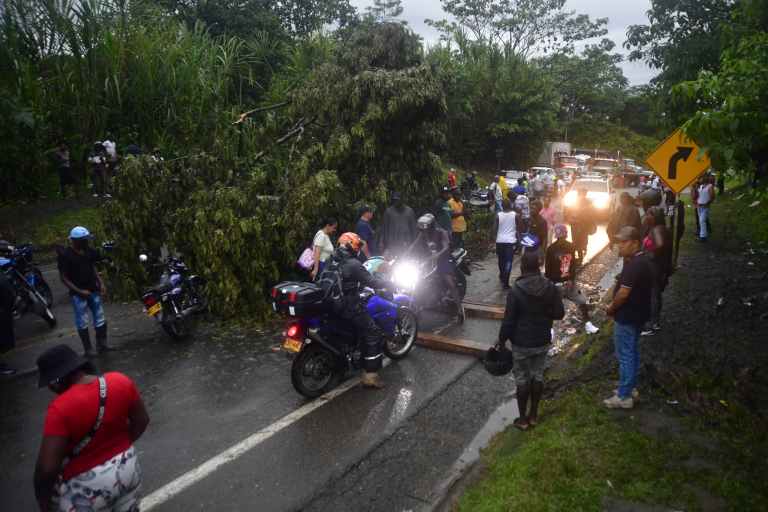La comunidad habilitó un carril humanitario para las ambulancias