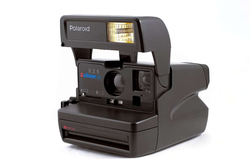 Esta es la famosa cámara Polaroid, famosa por su capacidad de imprimir fotografías instantáneas.