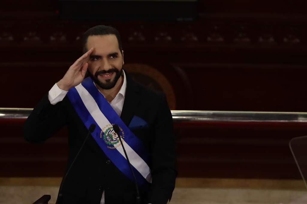 AME4074. SAN SALVADOR (EL SALVADOR), 01/06/2022.- El presidente salvadoreño Nayib Bukele pronuncia hoy un discurso durante la sesión plenaria de informe a la nación por su tercer año de Gobierno, en la Asamblea Legislativa en San Salvador (El Salvador). EFE/Rodrigo Sura