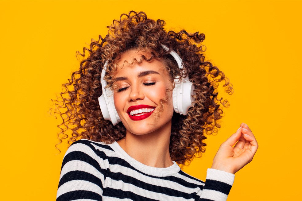 oídos, cuidar nuestros oídos. chica escuchando música