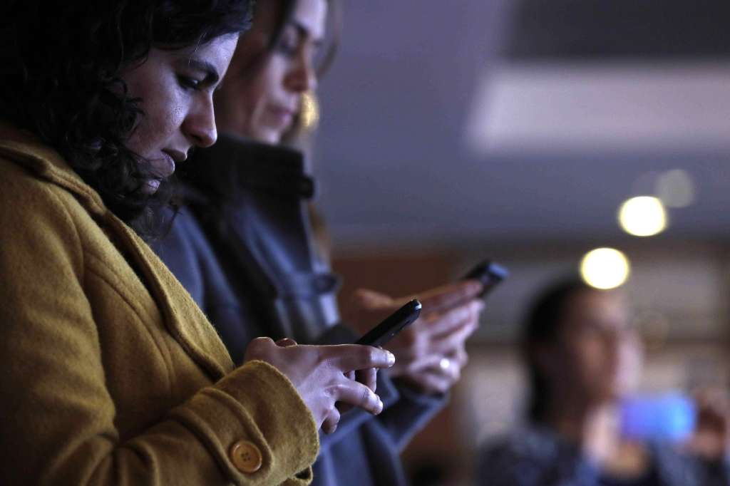 AME1408. LIMA (PERÚ), 12/07/2024.- Fotografía de archivo de dos mujeres usando sus teléfonos celulares, el 26 de septiembre de 2019, en Lima (Perú). La operatividad de 8 millones de teléfonos celulares está en riesgo en Perú, debido a un nuevo reglamento que obliga a crear una "lista blanca" de teléfonos antes del 22 de julio próximo, tras lo que se dispondrá el bloqueo de aquellos que no estén incluidos, alertó este viernes la Sociedad de Comercio Exterior (Comex).La normativa, emitida por el Organismo Supervisor de Inversión Privada en Telecomunicaciones (Osiptel), tiene como finalidad combatir el robo de teléfonos, pero, según detalló Comex en un comunicado, pone en riesgo millones de terminales. EFE/ Paolo Aguilar ARCHIVO