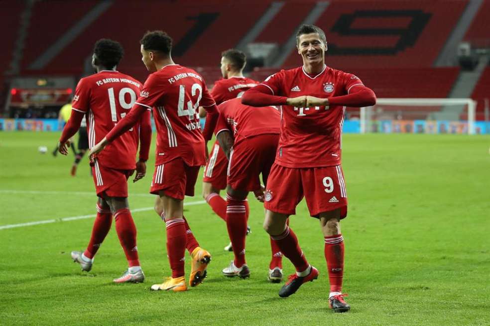 Robert Lewandowski, figura en la victoria del Bayern Munich sobre el Bayern Leverkusen.