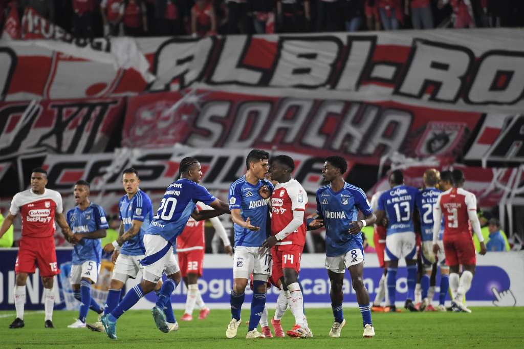 La "chaverriña" de Néiser Villarreal generó una fuerte discusión entre los jugadores de ambos equipos.