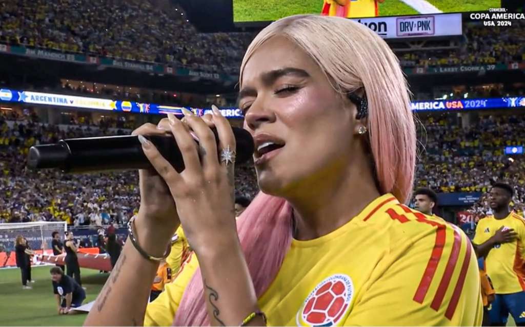Karol G entonó el himno de Colombia durante la final de la Copa América, luciendo una camiseta de la selección.