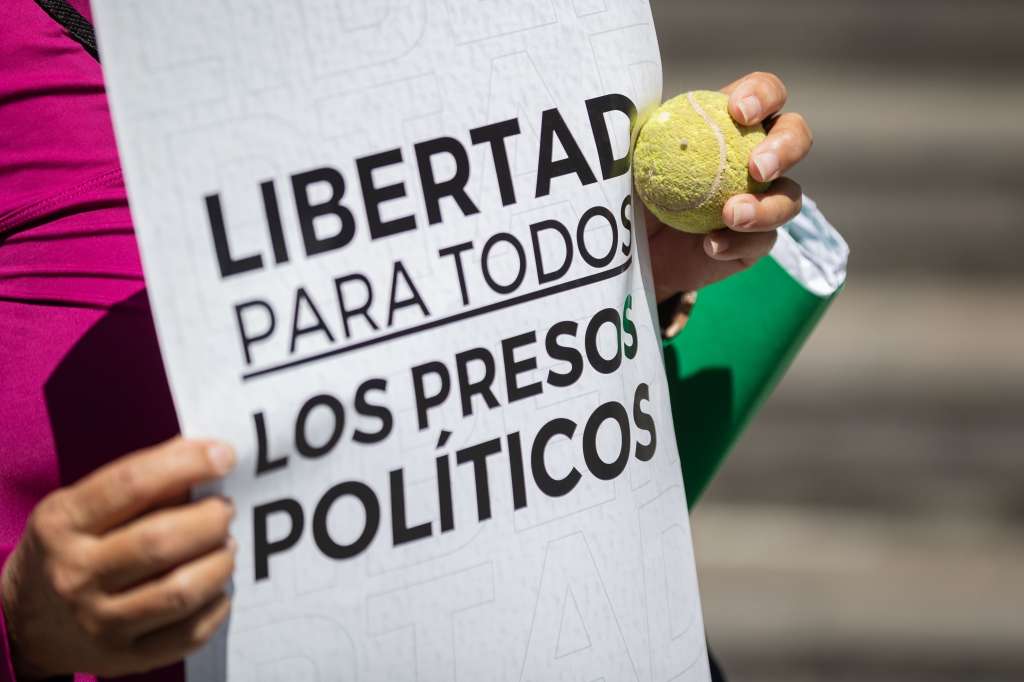 AME9454. CARACAS (VENEZUELA), 21/10/2024.- Un hombre sostiene un cartel durante una manifestación frente a la sede de la ONU, este lunes, en Caracas (Venezuela). Familiares de menores de edad detenidos en el contexto de las protestas desatadas tras las presidenciales del 28 de julio en Venezuela entregaron este lunes un documento a Unicef en Caracas, en el que piden a la agencia de la ONU que interceda para que sean liberados los 70 niños y adolescentes que -aseguran- permanecen encarcelados, así como para verificar en qué condiciones se encuentran. EFE/ Ronald Peña R.