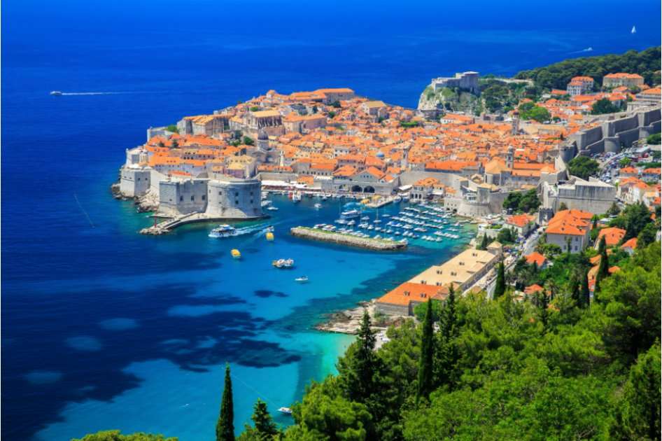 La extraordinaria fortaleza de Dubrovnik, en Croacia, alberga uno de los castillos más famosos de la televisión en los últimos tiempos: la Fortaleza Roja, hogar de los reyes de la aclamada serie ‘Game of Thrones’. La llamada “perla del Adriático” sorprende a los turistas con sus panorámicas de aguas cristalinas e inmaculadas edificaciones antiguas, que le merecieron ser declarada Patrimonio de la Humanidad por la Unesco. / Foto: iStock
