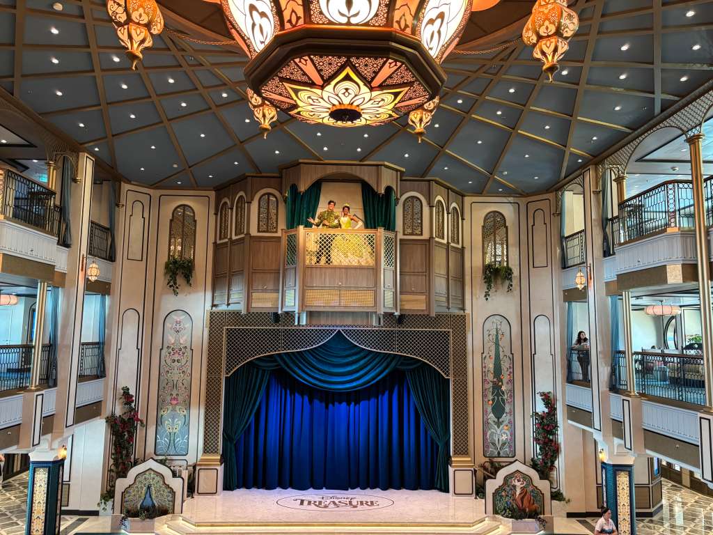 El Gran Salón encarna el tema de aventura del barco y se basa en influencias del mundo real de Asia y África, así como de la encantadora tierra de Agrabah de la película de Walt Disney Animation Studios, "Aladdín".