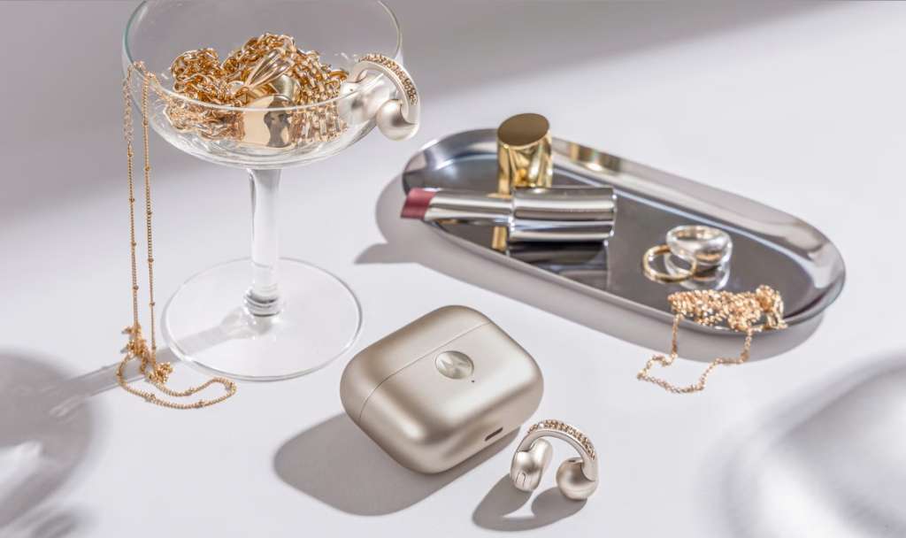 Motorola lanza moto watch fit y moto buds loop con Bose y cristales Swarovski