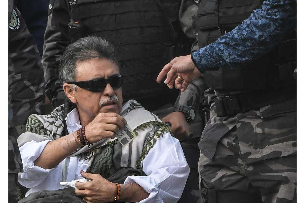 "Jesús Santrich" al momento de su recaptura, en la entrada de la cárcel La Picota. / AFP.