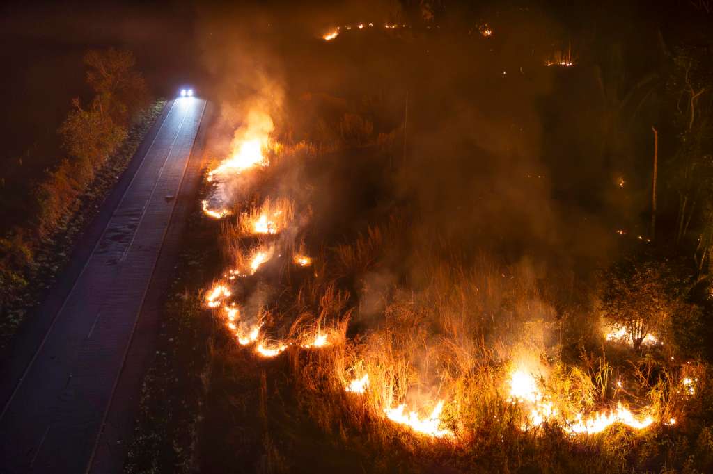AME8654. BOGOTÁ (COLOMBIA), 26/06/2025.- Fotografía aérea de archivo del 12 septiembre de 2024 de un incendio forestal en el BR 364 en el estado de Rondonia (Brasil). El fuego, y no la sierra mecánica, es el nuevo gran enemigo de la Amazonía, un escenario provocado por el cambio climático y que acarrea lecciones para el combate a la deforestación, según datos recientes y expertos consultados por EFE. EFE/ Isaac Fontana ARCHIVO