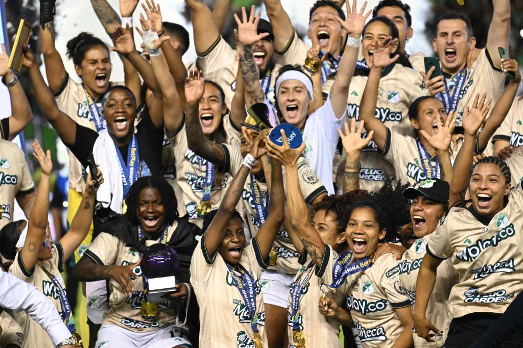 Así levantaron la copa las jugadoras de Deportivo Cali.