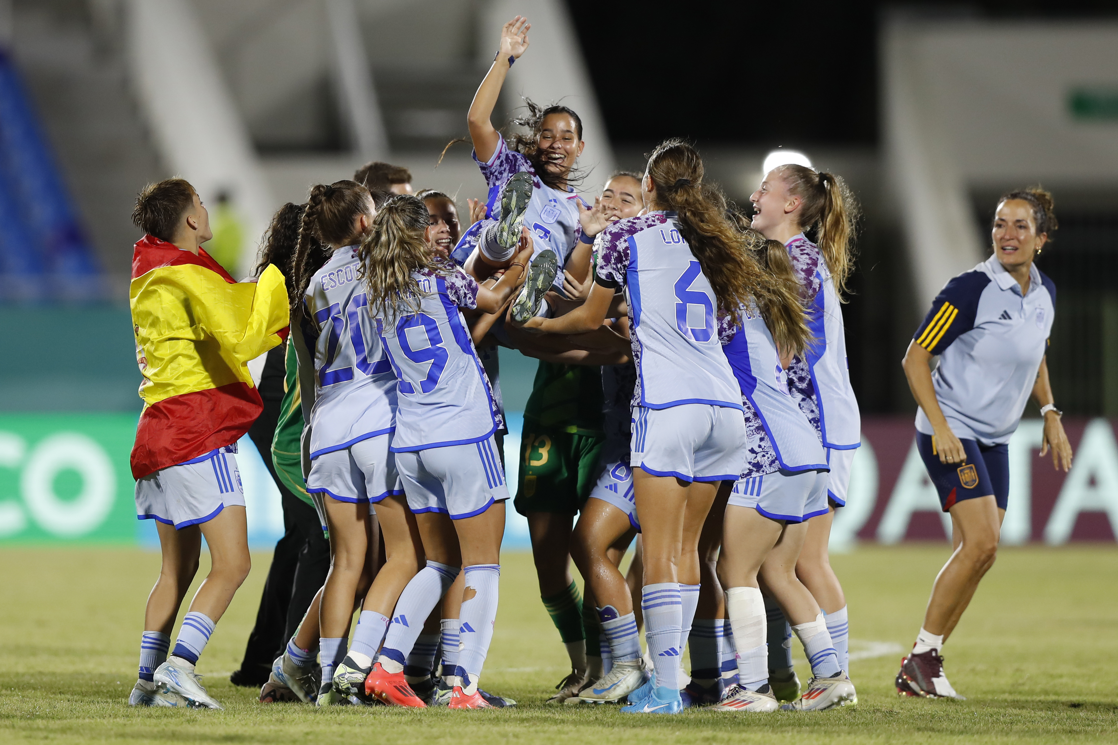 EVE5444. SANTO DOMINGO (REPÚBLICA DOMINICANA), 31/10/2024.- Jugadoras de España celebran este jueves, en un partido por la semifinal de la Copa Mundial Femenina sub-17 entre las selecciones de España Inglaterra, en el estadio Olímpico Félix Sánchez en Santo Domingo (República Dominicana). EFE/ Diana Sánchez