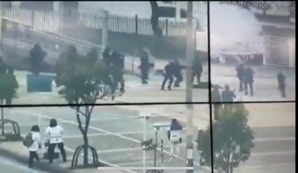 Encapuchados y Esmad protagonizan enfrentamientos frente a la Universidad Nacional.