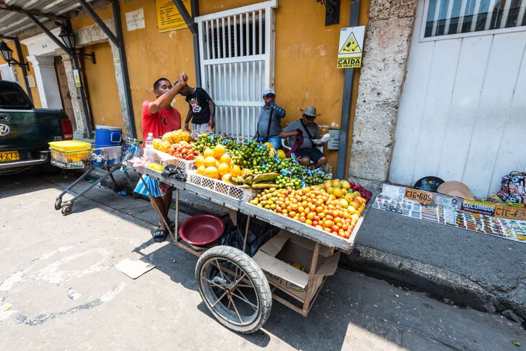 Puesto de frutas en Cartagena, Colombia. Imagen de referencia.