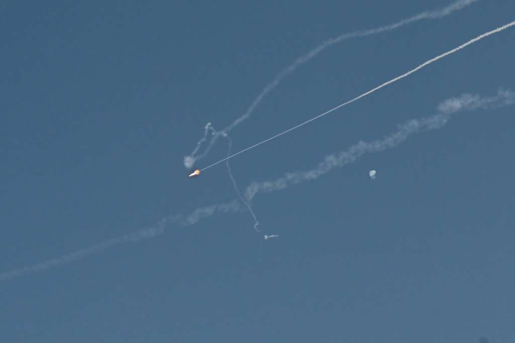 Explosiones tras la interceptación de un proyectil iraní se ven en el cielo de Dubái, en Emiratos Árabes Unidos.